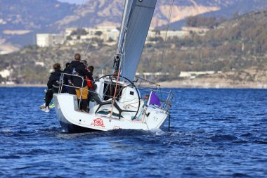 Bodrum, Hindi. 04 Şubat 2024: Ege Denizi 'nin mavi sularında, ünlü tatil beldesi Bodrum' un kıyılarında yelkenliler rüzgarlı havada yelken açıyor.