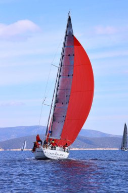 Bodrum, Hindi. 04 Şubat 2024: Ege Denizi 'nin mavi sularında, ünlü tatil beldesi Bodrum' un kıyılarında yelkenliler rüzgarlı havada yelken açıyor.