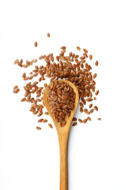 Keten tohumu. Tahta kaşıkta keten tohumu tozu. Beyaz bir arkaplanda duruyor.