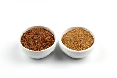 Beyaz arka plan üzerinde izole keten tohumu yığını