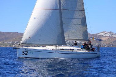 Bodrum, Hindi. 24 Şubat 2024: Ege Denizi 'nin mavi sularında, ünlü tatil beldesi Bodrum' un kıyılarında yelkenliler rüzgarlı havada yelken açıyor.