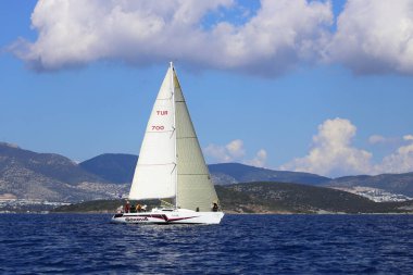 Bodrum, Hindi. 24 Şubat 2024: Ege Denizi 'nin mavi sularında, ünlü tatil beldesi Bodrum' un kıyılarında yelkenliler rüzgarlı havada yelken açıyor.