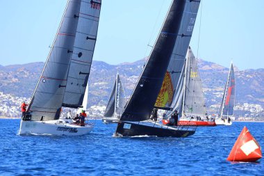 Bodrum, Hindi. 24 Şubat 2024: Ege Denizi 'nin mavi sularında, ünlü tatil beldesi Bodrum' un kıyılarında yelkenliler rüzgarlı havada yelken açıyor.