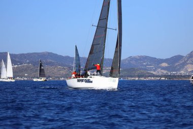 Bodrum, Hindi. 24 Şubat 2024: Ege Denizi 'nin mavi sularında, ünlü tatil beldesi Bodrum' un kıyılarında yelkenliler rüzgarlı havada yelken açıyor.