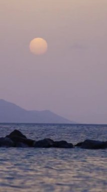 Deniz kenti Turgutreis ve muhteşem gün batımları. Bodrum, Hindi. Sosyal medya için dikey video.
