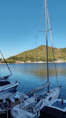 Bodrum, Hindi. 20 Nisan 2024: Dünyaca ünlü sahil kasabası Bodrum 'daki limanda tekneler bekliyor. Sosyal medya için dikey video. 