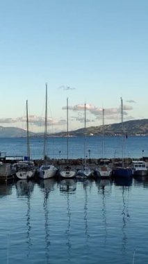 Bodrum, Hindi. 20 Nisan 2024: Dünyaca ünlü sahil kasabası Bodrum 'daki limanda tekneler bekliyor. Sosyal medya için dikey video. 