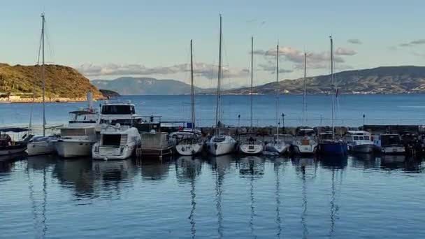 ボドルム トルコ 2024年4月20日 ボドルムの世界的に有名な海辺の町の港でボートが待っています — ストック動画