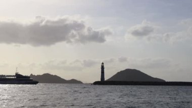 Gün batımında deniz manzarası. Sahildeki deniz feneri. Deniz kenti Turgutreis ve muhteşem gün batımları