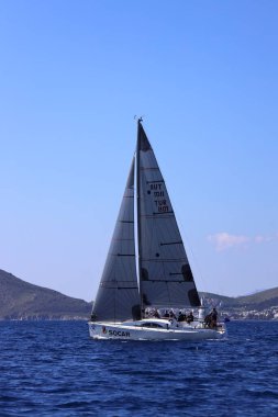 Bodrum, Hindi. 24 Şubat 2024: Ege Denizi 'nin mavi sularında, ünlü tatil beldesi Bodrum' un kıyılarında yelkenliler rüzgarlı havada yelken açıyor.