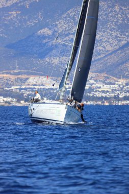 Bodrum, Hindi. 24 Şubat 2024: Ege Denizi 'nin mavi sularında, ünlü tatil beldesi Bodrum' un kıyılarında yelkenliler rüzgarlı havada yelken açıyor.