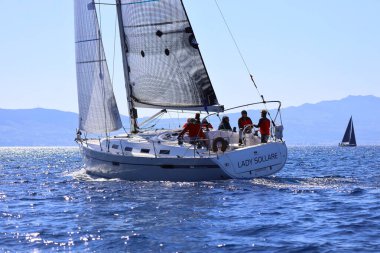 Bodrum, Hindi. 24 Şubat 2024: Ege Denizi 'nin mavi sularında, ünlü tatil beldesi Bodrum' un kıyılarında yelkenliler rüzgarlı havada yelken açıyor.