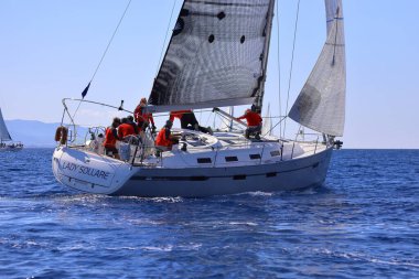 Bodrum, Hindi. 24 Şubat 2024: Ege Denizi 'nin mavi sularında, ünlü tatil beldesi Bodrum' un kıyılarında yelkenliler rüzgarlı havada yelken açıyor.