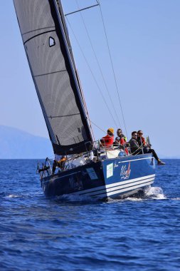 Bodrum, Hindi. 24 Şubat 2024: Ege Denizi 'nin mavi sularında, ünlü tatil beldesi Bodrum' un kıyılarında yelkenliler rüzgarlı havada yelken açıyor.