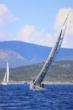 Bodrum, Hindi. 24 Şubat 2024: Ege Denizi 'nin mavi sularında, ünlü tatil beldesi Bodrum' un kıyılarında yelkenliler rüzgarlı havada yelken açıyor.