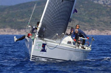 Bodrum, Hindi. 24 Şubat 2024: Ege Denizi 'nin mavi sularında, ünlü tatil beldesi Bodrum' un kıyılarında yelkenliler rüzgarlı havada yelken açıyor.