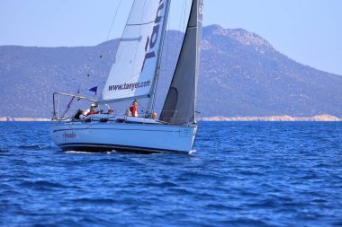 Bodrum, Hindi. 24 Şubat 2024: Ege Denizi 'nin mavi sularında, ünlü tatil beldesi Bodrum' un kıyılarında yelkenliler rüzgarlı havada yelken açıyor.