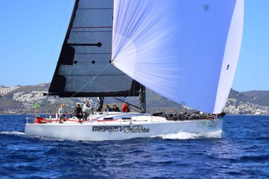 Bodrum, Hindi. 24 Şubat 2024: Ege Denizi 'nin mavi sularında, ünlü tatil beldesi Bodrum' un kıyılarında yelkenliler rüzgarlı havada yelken açıyor.
