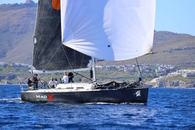 Bodrum, Hindi. 24 Şubat 2024: Ege Denizi 'nin mavi sularında, ünlü tatil beldesi Bodrum' un kıyılarında yelkenliler rüzgarlı havada yelken açıyor.