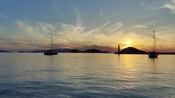 日没時の風景 海岸の灯台 Turgutreisの海辺の町と壮大な夕日 — ストック動画