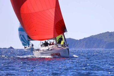 Bodrum, Hindi. 24 Şubat 2024: Ege Denizi 'nin mavi sularında, ünlü tatil beldesi Bodrum' un kıyılarında yelkenliler rüzgarlı havada yelken açıyor.