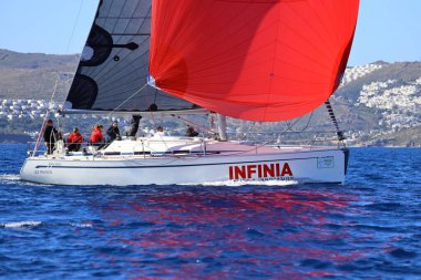 Bodrum, Hindi. 24 Şubat 2024: Ege Denizi 'nin mavi sularında, ünlü tatil beldesi Bodrum' un kıyılarında yelkenliler rüzgarlı havada yelken açıyor.