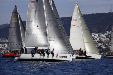 Bodrum, Hindi. 25 Şubat 2024: Ege Denizi 'nin mavi sularında, ünlü tatil beldesi Bodrum' un kıyılarında, rüzgarlı havada yelkenliler yelken açıyor.