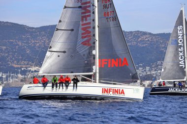 Bodrum, Hindi. 25 Şubat 2024: Ege Denizi 'nin mavi sularında, ünlü tatil beldesi Bodrum' un kıyılarında, rüzgarlı havada yelkenliler yelken açıyor.