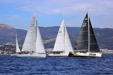 Bodrum, Hindi. 25 Şubat 2024: Ege Denizi 'nin mavi sularında, ünlü tatil beldesi Bodrum' un kıyılarında, rüzgarlı havada yelkenliler yelken açıyor.