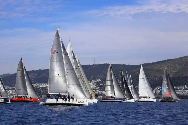 Bodrum, Hindi. 25 Şubat 2024: Ege Denizi 'nin mavi sularında, ünlü tatil beldesi Bodrum' un kıyılarında, rüzgarlı havada yelkenliler yelken açıyor.