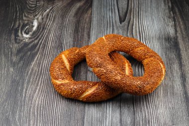Tahta masada susamlı Türk geleneksel simit / simit, Türk kahvaltısı hamur işi kavramı