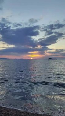 Deniz kenti Turgutreis ve muhteşem gün batımları. Bodrum, Hindi. Sosyal medya için dikey video.