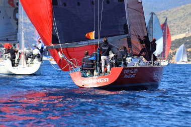 Bodrum, Hindi. 25 Şubat 2024: Ege Denizi 'nin mavi sularında, ünlü tatil beldesi Bodrum' un kıyılarında, rüzgarlı havada yelkenliler yelken açıyor.