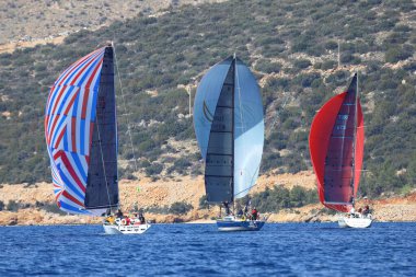 Bodrum, Hindi. 25 Şubat 2024: Ege Denizi 'nin mavi sularında, ünlü tatil beldesi Bodrum' un kıyılarında, rüzgarlı havada yelkenliler yelken açıyor.