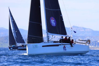 Bodrum, Hindi. 25 Şubat 2024: Ege Denizi 'nin mavi sularında, ünlü tatil beldesi Bodrum' un kıyılarında, rüzgarlı havada yelkenliler yelken açıyor.