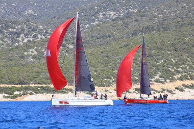 Bodrum, Hindi. 25 Şubat 2024: Ege Denizi 'nin mavi sularında, ünlü tatil beldesi Bodrum' un kıyılarında, rüzgarlı havada yelkenliler yelken açıyor.