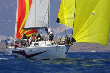 Bodrum, Hindi. 28 Nisan 2024: Yelkenliler Ege Denizi 'nin mavi sularında, ünlü tatil beldesi Bodrum' un kıyılarında rüzgarlı havada yelken açıyorlar..