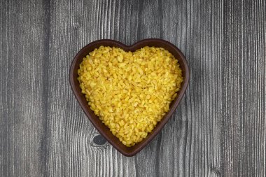 Kuru bulgur tanelerini kaşıkla yakın çekimde.