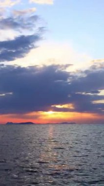 Deniz kenti Turgutreis ve muhteşem gün batımları. Bodrum, Hindi. Sosyal medya için dikey video.