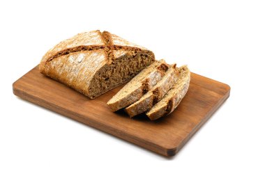 Beyaz desenli arka planda çavdar unlu ev yapımı mayalı çavdar ekmeği. Üst görünüm mü düz görünüm mü.