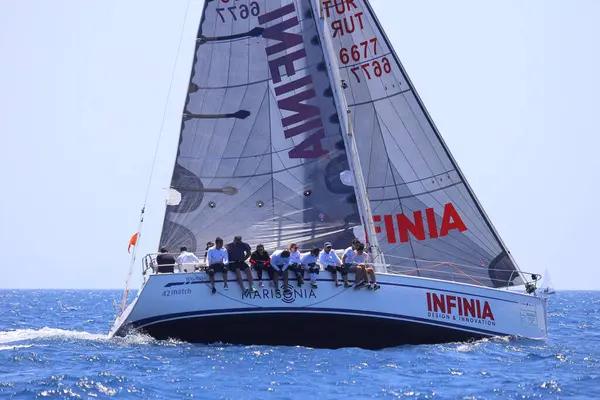 Bodrum, Hindi. 28 Nisan 2024: Yelkenliler Ege Denizi 'nin mavi sularında, ünlü tatil beldesi Bodrum' un kıyılarında rüzgarlı havada yelken açıyorlar..