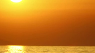 Güneş, denize batıyor. Resim akışını hızlandırmak mümkün.