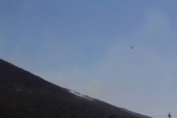 Stock image Bodrum,Turkey.   july 27, 2017: Firefighting aircraft drops water during a fire