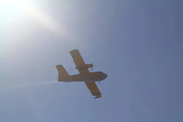 Stock image Bodrum,Turkey.   july 27, 2017: Firefighting aircraft drops water during a fire