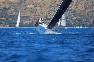 Bodrum, Hindi. 27 Nisan 2024: Ege Denizi 'nin mavi sularında, ünlü tatil beldesi Bodrum' un kıyılarında yelkenliler rüzgarlı havada yelken açıyor.