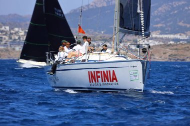 Bodrum, Hindi. 27 Nisan 2024: Ege Denizi 'nin mavi sularında, ünlü tatil beldesi Bodrum' un kıyılarında yelkenliler rüzgarlı havada yelken açıyor.