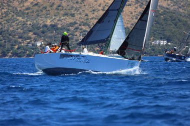 Bodrum, Hindi. 27 Nisan 2024: Ege Denizi 'nin mavi sularında, ünlü tatil beldesi Bodrum' un kıyılarında yelkenliler rüzgarlı havada yelken açıyor.