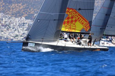 Bodrum, Hindi. 27 Nisan 2024: Ege Denizi 'nin mavi sularında, ünlü tatil beldesi Bodrum' un kıyılarında yelkenliler rüzgarlı havada yelken açıyor.