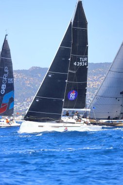 Bodrum, Hindi. 27 Nisan 2024: Ege Denizi 'nin mavi sularında, ünlü tatil beldesi Bodrum' un kıyılarında yelkenliler rüzgarlı havada yelken açıyor.