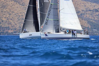 Bodrum, Hindi. 27 Nisan 2024: Ege Denizi 'nin mavi sularında, ünlü tatil beldesi Bodrum' un kıyılarında yelkenliler rüzgarlı havada yelken açıyor.